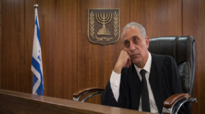 כשהשופט משועמם מהטיעון, הוא לא מאזין לו עד הסוף. בתמונה: שופט שממתין שהטיעון יסתיים כבר