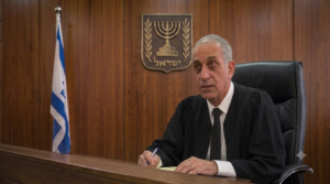 שופט עשוי גם להתעניין בטיעון. בתמונה, שופט שמתעניין בנעשה לפניו